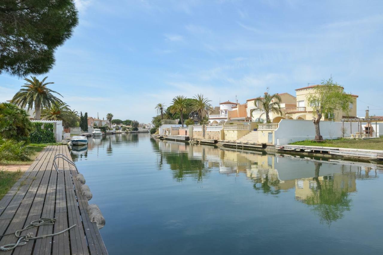 Villa Requesens On Canal Empuriabrava Exterior foto