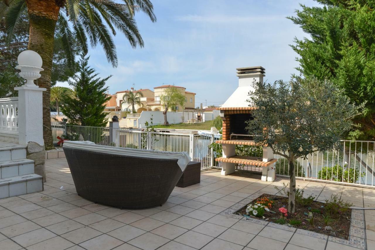 Villa Requesens On Canal Empuriabrava Exterior foto