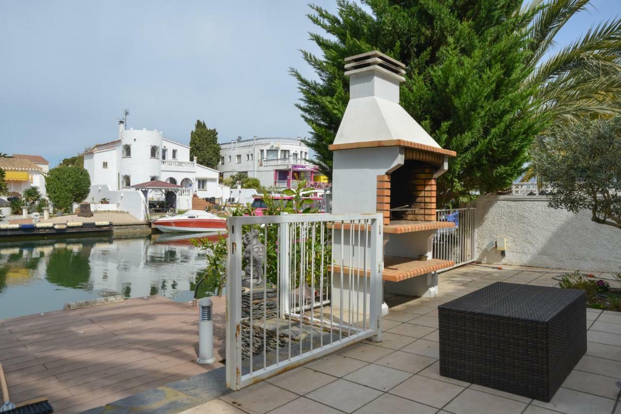 Villa Requesens On Canal Empuriabrava Exterior foto