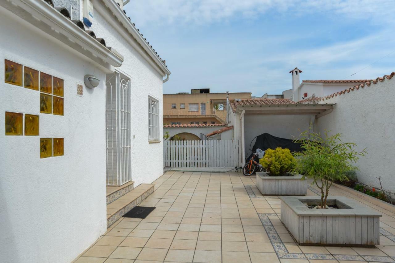 Villa Requesens On Canal Empuriabrava Exterior foto